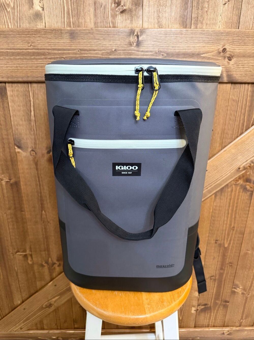 Igloo MaxCold Gray Soft-Sided Backpack Cooler Bag Insulated Zippered (9090)